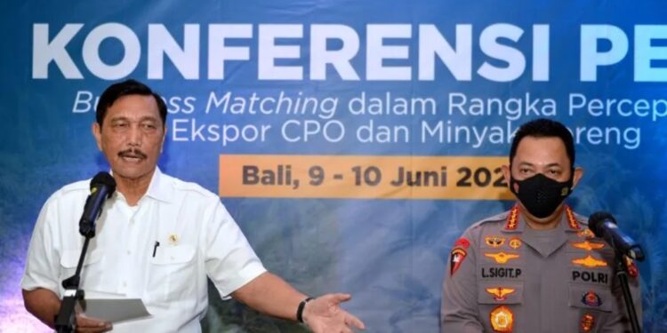 Menteri Koordinator Bidang Kemaritiman dan Investasi (Menko Marves) Luhut Binsar Pandjaitan (kiri) memberikan keterangan bersama Kapolri Jenderal Pol Listyo Sigit Prabowo (kanan) usai pembukaan kegiatan Business Matching Program Minyak Goreng Curah Rakyat (MGCR) di kawasan Legian, Badung, Bali, Jumat (10/6/2022). Business Matching produsen minyak sawit mentah (CPO) dan pengusaha minyak goreng curah itu dilakukan dalam rangka percepatan ekspor CPO dan minyak goreng. (MASAPNEWS/ANT)