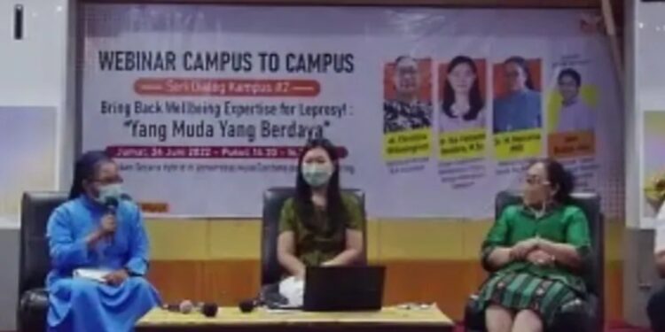 Tangkapan layar saat Dosen Departemen Kedokteran Tropis Universitas Nusa Cendana, Ika Febianti Buntoro (tengah) menjadi salah satu pembicara dalam sebuah webinar yang diikuti virtual, Jumat (24/6/2022) (MASAPNEWS/ANT)