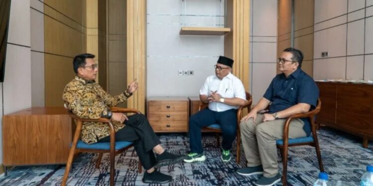 Kepala Staf Kepresidenan Moeldoko berdialog dengan pengurus Apkasindo di sela-sela kegiatan rapat koordinasi KSP bersama K/L di Batam, Kepulauan Riau, Sabtu (25/6/2022). (MASAPNEWS/ANT/HO-KSP)