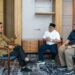Kepala Staf Kepresidenan Moeldoko berdialog dengan pengurus Apkasindo di sela-sela kegiatan rapat koordinasi KSP bersama K/L di Batam, Kepulauan Riau, Sabtu (25/6/2022). (MASAPNEWS/ANT/HO-KSP)