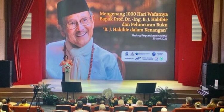 Menteri Keuangan Sri Mulyani saat menyampaikan kenangannya dengan Presiden BJ Habibie di acara Mengenang 1.000 hari wafatnya BJ Habibie yang diadakan di Gedung Perpustakaan Nasional (PERPUSNAS) Jakarta, Sabtu. (MASAPNEWS/ANT)