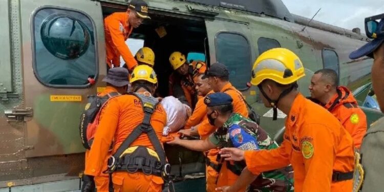 Tom SAR gabungan mengevakuasi penumpang dan pilot pesawat Susi Air yang mengalami insiden dalam penerbangan Timika-Duma, Kamis (23/6) . (MASAPNEWS/ANT/HO/Dok Lanud Timika)