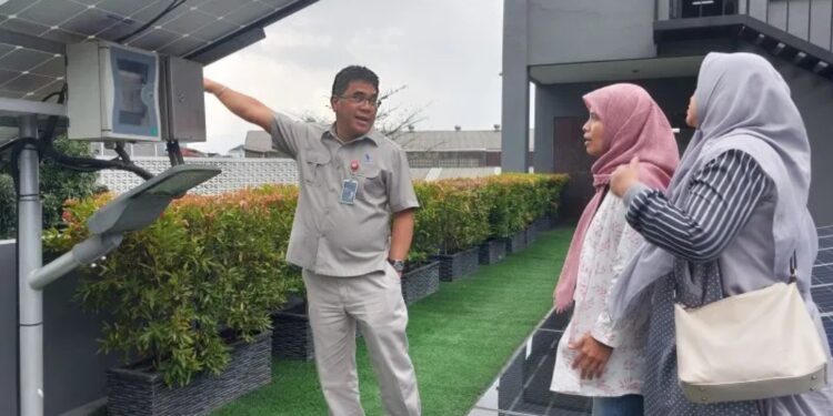 Direktur Strategi Bisnis & Portofolio PT Len Industri (Persero) Linus Andor M Sijabat menjelaskan tentang PLTS kepada wartawan, di Kantor PT Surya Energi Indotama (PT SEI) Jalan Soekarno Hatta Kota Bandung, Jawa Barat, Jumat (24/6/2022). (MASAPNEWS/ANT)