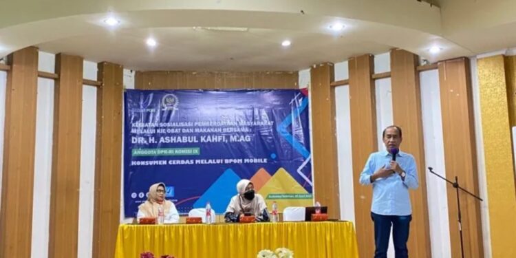 Anggota Komisi IX DPR RI Ashabul Kahfi saat sosialisasi tentang konsumen cerdas melalui BPOM Mobile di Makassar, Sulawesi Selatan, Minggu (26-6-2022). (MASAPNEWS/ANT)