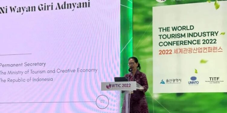 Sekretaris Kementerian Pariwisata dan Ekonomi Kreatif Ni Wayan Giri Adnyani saat menjadi pembicara dalam "Tourism Leaders Forum II" dengan tema Safe Tourism and Eco Tourism, di Seoul, Korea Selatan, Jumat (25/6/2022). (MASAPNEWS/ANT)