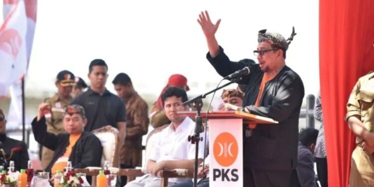 Ketua Majelis Syuro PKS Habib Dr Salim Al Jufri memberikan sambutan di sela peringatan Hari Laut Dunia di area Pantai Kenjeran Surabaya, Minggu (26/6/2022). (MASAPNEWS/ANT/HO-Humas PKS Jatim)
