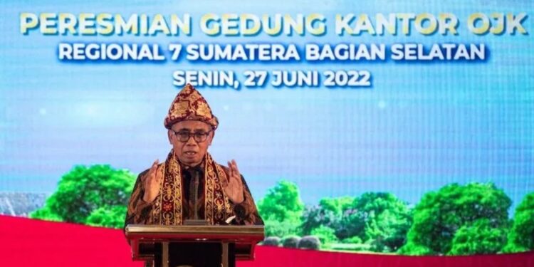 Ketua Dewan Komisioner Otoritas Jasa Keuangan (OJK) Wimboh Santoso memberikan sambutannya saat peresmian gedung OJK Kantor Regional VII Sumbagsel di Palembang, Sumatera Selatan, Senin (27/6/2022). (MASAPNEWS/ANT)