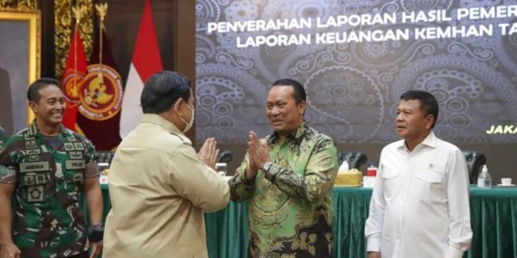 Anggota I BPK RI Nyoman Adhi Suryadnyana dan Menteri Pertahanan (Menhan) RI Prabowo Subianto, dalam acara penyerahan hasil pemeriksaan dari BPK RI atas Laporan Keuangan Kemhan Tahun 2021 pada Unit Organisasi (UO) Kemhan, UO Mabes TNI, UO TNI AL, UO TNI AD, dan UO TNI AU di Kantor Kemhan RI, Jakarta, Selasa (28/6/2022). (MASAPNEWS/ANT)