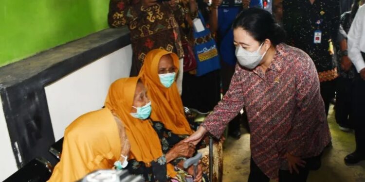 Ketua DPR Puan Maharani (kanan) menyapa perempuan lanjut usia di Panti Sosial Lansia saat melakukan kunjungan kerja di Kabupaten Magetan, Jawa Timur, Kamis (16/6/2022). (MASAPNEWS/ANT)
