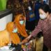Ketua DPR Puan Maharani (kanan) menyapa perempuan lanjut usia di Panti Sosial Lansia saat melakukan kunjungan kerja di Kabupaten Magetan, Jawa Timur, Kamis (16/6/2022). (MASAPNEWS/ANT)