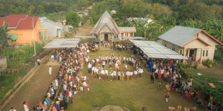 Sanggar Kope Oles Todo Kongkol memperkenalkan budaya Manggarai kepada wisatawan yang berkunjung ke Rumah Adat (Mbaru Gendang) Kaper, Desa Golo Bilas, Manggarai Barat, NTT beberapa waktu lalu. (MASAPNEWS/ANT/Ho-BPOLBF)
