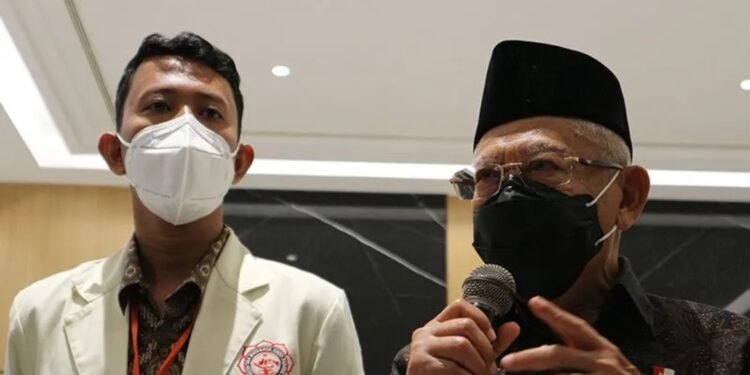 Wakil Presiden Ma'ruf Amin didampingi Ketua Presidium Kesatuan Mahasiswa Hindu Dharma Indonesia (KMHDI) I Putu Yoga Saputra, menyampaikan pernyataan pers di Mataram, NTB, Kamis (30/6/2022). (MASAPNEWS/ANT)