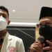 Wakil Presiden Ma'ruf Amin didampingi Ketua Presidium Kesatuan Mahasiswa Hindu Dharma Indonesia (KMHDI) I Putu Yoga Saputra, menyampaikan pernyataan pers di Mataram, NTB, Kamis (30/6/2022). (MASAPNEWS/ANT)