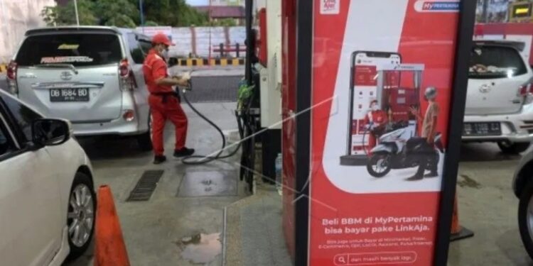 Petugas stasiun pengisian bahan bakar umum (SPBU) melayani pelanggan di Manado, Sulawesi Utara, Rabu (29/6/2022). PT Pertamina (Persero) melalui Pertamina Patra Niaga pada 1 Juli mendatang akan menguji coba penyaluran Pertalite dan solar bersubsidi di sejumlah kota kepada konsumen yang berhak dan terdaftar di sistem MyPertamina untuk memastikan penyaluran subsidi BBM tepat sasaran. (MASAPNEWS/ANT)