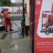 Petugas stasiun pengisian bahan bakar umum (SPBU) melayani pelanggan di Manado, Sulawesi Utara, Rabu (29/6/2022). PT Pertamina (Persero) melalui Pertamina Patra Niaga pada 1 Juli mendatang akan menguji coba penyaluran Pertalite dan solar bersubsidi di sejumlah kota kepada konsumen yang berhak dan terdaftar di sistem MyPertamina untuk memastikan penyaluran subsidi BBM tepat sasaran. (MASAPNEWS/ANT)