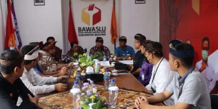 Koordinator Divisi Penanganan Pelanggaran Data dan Informasi Bawaslu RI Puadi (tengah) saat memberikan pengarahan kepada jajaran Bawaslu Badung di Mangupura, Badung, Kamis (30/6/2022). (MASAPNEWS/ANT/HO-Bawaslu Bali)