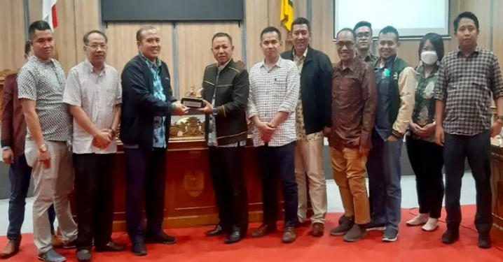 Wakil Ketua I DPRD Kotawaringin Timur Rudianur didampingi Ketua Bapemperda DPRD Handoyo J Wibowo saat menerima tim ahli dari DPR RI usai uji konsep penyusunan Rancangan Undang-undang tentang Provinsi Kalimantan Tengah, Senin (13/6/2022) malam. (ANT/DPRD Kotim)