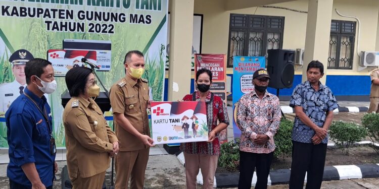 Bupati Gunung Mas Jaya S Monong didampingi Wakil Bupati Efrensia LP Umbing menyalurkan Kartu Tani secara simbolis kepada sejumlah petani, di Kuala Kurun, Senin (20/6/2022). (MASAPNEWS/GCM)