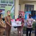 Bupati Gunung Mas Jaya S Monong didampingi Wakil Bupati Efrensia LP Umbing menyalurkan Kartu Tani secara simbolis kepada sejumlah petani, di Kuala Kurun, Senin (20/6/2022). (MASAPNEWS/GCM)