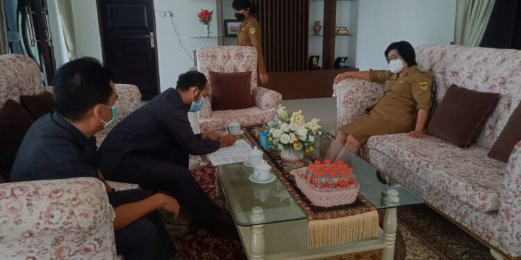 Wabup Gunung Mas Efrensia LP Umbing menerima kedatangan petugas BPS setempat guna melaksanakan tahap pencacahan SP2020 lanjutan, di kediamannya di Kuala Kurun, Selasa (14/6/2022). (Foto : BPS Kabupaten Gunung Mas)
