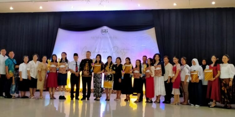 Bupati Gumas Jaya S Monong dan istri Mimie Mariatie bersama Kepala SMPN 1 Kurun Yono, para guru, peserta didik berprestasi, dan lainnya berfoto bersama saat pengumuman kelulusan dan perpisahan di GPU Damang Batu Kuala Kurun, Rabu (15/6/2022). (Foto : SMPN 1 Kurun)