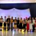 Bupati Gumas Jaya S Monong dan istri Mimie Mariatie bersama Kepala SMPN 1 Kurun Yono, para guru, peserta didik berprestasi, dan lainnya berfoto bersama saat pengumuman kelulusan dan perpisahan di GPU Damang Batu Kuala Kurun, Rabu (15/6/2022). (Foto : SMPN 1 Kurun)