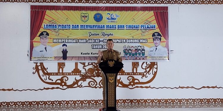 Bupati Gumas Jaya S Monong saat membuka lomba di GPU Damang Batu Kuala Kurun, Senin (20/6/2022). (Foto : Diskominfosantik Kabupaten Gumas)