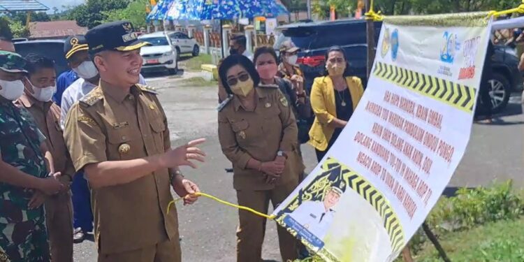 Bupati Gunung Mas Jaya S Monong didampingi Wakil Bupati Efrensia LP Umbing dan lainnya bersiap memasang spanduk dalam upaya memecahkan rekor MURI di Kuala Kurun, Senin (20/6/2022). (MASAPNEWS/GCM)