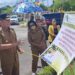 Bupati Gunung Mas Jaya S Monong didampingi Wakil Bupati Efrensia LP Umbing dan lainnya bersiap memasang spanduk dalam upaya memecahkan rekor MURI di Kuala Kurun, Senin (20/6/2022). (MASAPNEWS/GCM)