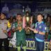 Bupati Gumas Jaya S Monong didampingi Wakil Bupati Efrensia LP Umbing dan Kalpores AKBP Irwansah saat menyerahkan tropy kepada Tim Isen Mulang United A usai partai final di Lapangan Isen Mulang Kuala Kurun, Senin (20/6/2022). (Foto : Diskominfosanti Kabupaten Gumas)