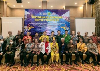 Direktur Kelembagaan Dirjen Dikti Kemendikbud Prof Lukman dan Ketua Presidium KPTN-KTI Prof Andri Patton bersama para Rektor PTN Wilayah Timur Indonesia. (IST)