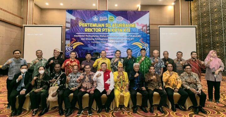 Direktur Kelembagaan Dirjen Dikti Kemendikbud Prof Lukman dan Ketua Presidium KPTN-KTI Prof Andri Patton bersama para Rektor PTN Wilayah Timur Indonesia. (IST)