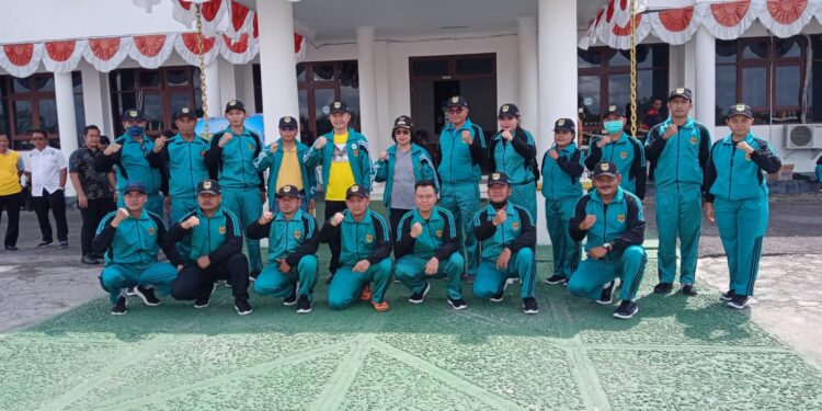 Bupati Gunung Mas Jaya S Monong, Wakil Bupati Efrensia LP Umbing, dan lainnya bersama kontingen Gunung Mas untuk ajang Popprov Kalteng di Kuala Kurun, Jumat, (24/6/2022). (Foto : Disdikpora Gunung Mas)