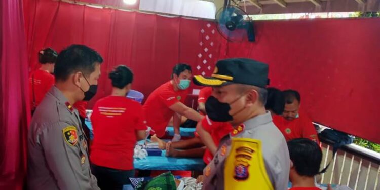 Kapolres Gumas AKBP Irwansah didampingi Kapolsek Rungan Ipda Fedrick Liano meninjau pelaksanaan khitanan massal di Makopolsek Rungan, Kecamatan Rungan, Sabtu (25/6/2022). (Foto : Polres Gumas)