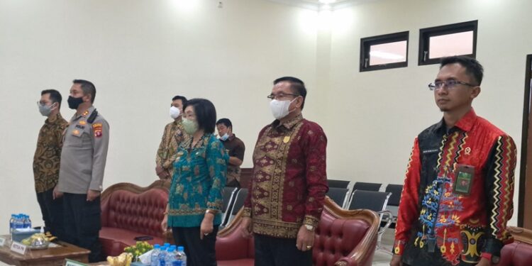 Ketua DPRD Kabupaten Gumas, Akerman Sahidar bersama Wakil Bupati Efrensia L.P. Umbing dan lainnya saat menghadiri pelantikan Wakil Ketua PN Kuala Kurun, di Kuala Kurun, Jumat (1/7/2022). (MASAPNEWS/GCM)