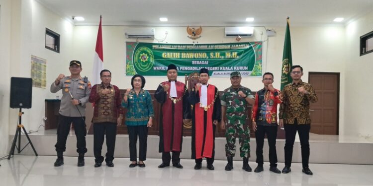 Wakil Bupati Gumas Efrensia L.P. Umbing bersama Ketua DPRD Akerman Sahidar, Ketua PN Bukti Firmansah, Wakil Ketua PN Galih Bawono, dan lainnya berfoto bersama usai pelantikan di Kuala Kurun, Jumat (1/7/2022). (MASAPNEWS/GCM)