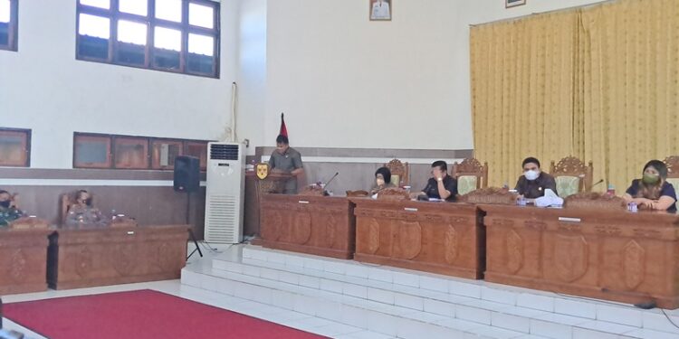 Juru bicara Fraksi PDI Perjuangan DPRD Kabupaten Gumas, Pebrianto menyampaikan pandangan umum fraksi saat rapat paripurna di Kuala Kurun, Selasa (5/7/2022). (MASAPNEWS/GCM)