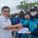 Kepala Disdikpora Kabupaten Gumas Esra menyerahkan bonus kepada Gresia Nataka, di kantor Disdikpora setempat, Rabu (13/7/2022). (MASAPNEWS/GCM)