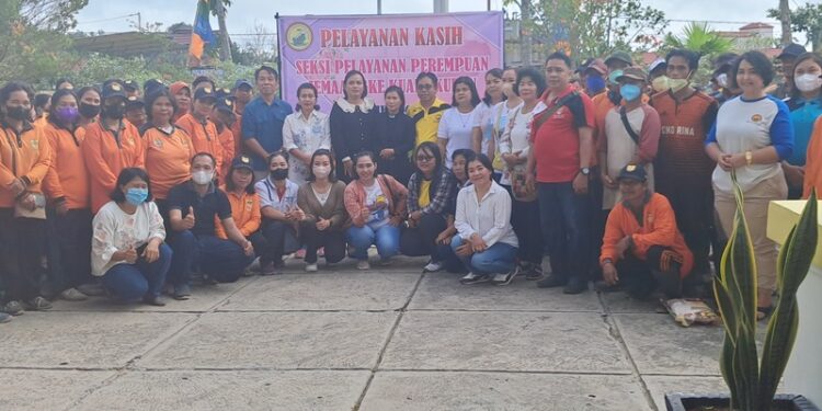 SPPer Jemaat GKE Kuala Kurun berfoto bersama Kepala DPU Kabupaten Gumas Baryen dan petugas Pertamanan dan Kebersihan Kota berfoto bersama usai penyaluran bingkisan kasih, di Kuala Kurun, Jumat (15/7/2022). (MASAPNEWS/GCM)