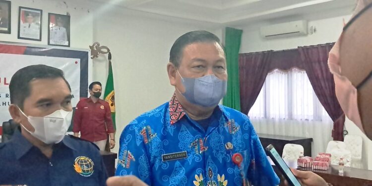Sekda Gumas Yansiterson (kanan) didampingi Kepala ATR/BPN setempat Ferdinan Adinoto saat diwawancarai sejumlah wartawan di Kuala Kurun, Jumat (22/7/2022). (MASAPNEWS/HY)