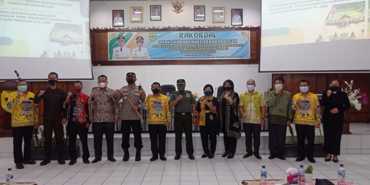 Anggota DPRD Kabupaten Gumas Iceu Purnamasari (batik hitam) dan lainnya berfoto bersama usai pembukaan rakordal di Kuala Kurun, Kamis (7/7/2022). (Foto : Diskominfosantik Gumas)