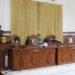 Wakil Ketua Badan Anggaran DPRD Kabupaten Gumas Binartha saat menyampaikan laporan hasil pembahasan Raperda Pertanggungjawaban pelaksanaan APBD tahun 2021, serta rancangan KUA-PPAS tahun anggaran 2023, pada Rapat Paripurna ke-4 Masa Persidangan III Tahun Sidang 2022, Rabu (13/7/2022). (Foto : Protokol dan Perjalanan Setda Gumas)