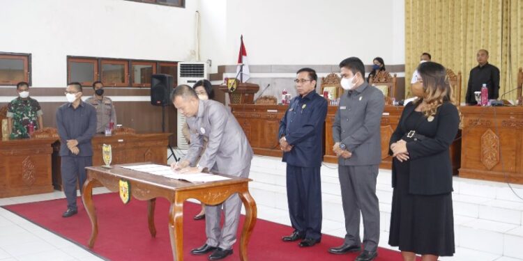 Bupati Gumas Jaya Samaya Monong disaksikan Wakil Bupati Efrensia LP Umbing, Ketua DPRD Akerman Sahidar, Wakil Ketua I Binartha, dan Wakil Ketua II Neni Yuliani, ketika melakukan penandatanganan berita acara persetujuan bersama raperda pertanggungjawaban pelaksanaan APBD tahun 2021, dan rancangan KUA-PPAS tahun 2023, pada rapat paripurna ke-4 masa persidangan III tahun sidang 2022, Rabu (13/7/2022). (Foto : Protokol dan Perjalanan Setda Gumas)