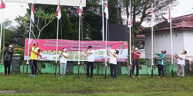 Bupati Gunung Mas Jaya S Monong bersama istri Mimie Mariatie, Wakil Bupati Efrensia LP Umbing, dan lainnya mengibarkan Sang Saka Merah Putih saat pencanangan gerakan bendera Merah Putih di Kuala Kurun, Minggu (31/7/2022). (IST)