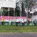 Bupati Gunung Mas Jaya S Monong bersama istri Mimie Mariatie, Wakil Bupati Efrensia LP Umbing, dan lainnya mengibarkan Sang Saka Merah Putih saat pencanangan gerakan bendera Merah Putih di Kuala Kurun, Minggu (31/7/2022). (IST)