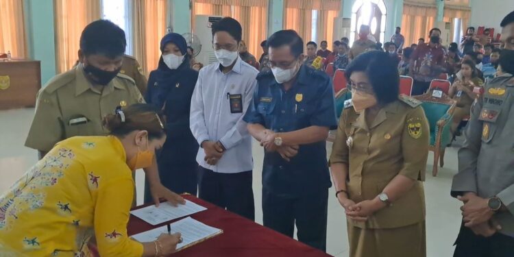 Ketua DPRD Kabupaten Gunung Mas Akerman Sahidar bersama Wakil Bupati Efrensia LP Umbing dan lainnya menyaksikan salah satu calon kades perempuan menandatangani pakta integritas di Kuala Kurun, Senin (11/7/2022). (MASAPNEWS/GCM)