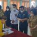 Ketua DPRD Kabupaten Gunung Mas Akerman Sahidar bersama Wakil Bupati Efrensia LP Umbing dan lainnya menyaksikan salah satu calon kades perempuan menandatangani pakta integritas di Kuala Kurun, Senin (11/7/2022). (MASAPNEWS/GCM)