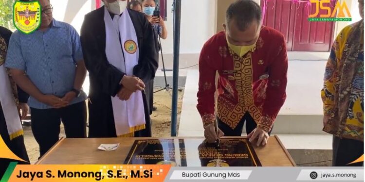 Bupati Gumas, Jaya S Monong menandatangani prasasti peresmian gedung Gereja Pandohop Asi Jemaat GKE Putat Durei, baru-baru ini. (Foto : Tangkapan layar Facebook @Sobat Muda Jaya)