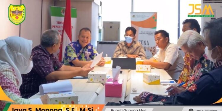 Bupati Gumas, Jaya S Monong (batik ungu) dan rombongan berdiskusi dengan KLHK RI di Jakarta, baru-baru ini. (Foto : Tangkapan layar Facebook @Sobat Muda Jaya)