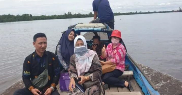 Ketua DPRD Kotawaringin Timur Rinie (topi merah) saat reses di daerah pemilihan di Kecamatan Seranau, belum lama ini. (ANT/IST)